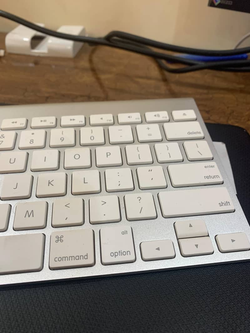Apple Magic 1 wireless keyboard and mouse set 0