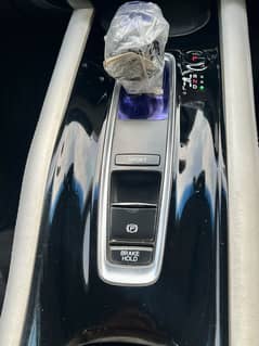 HONDA VEZEL Z ( WHITE INTERIOR)