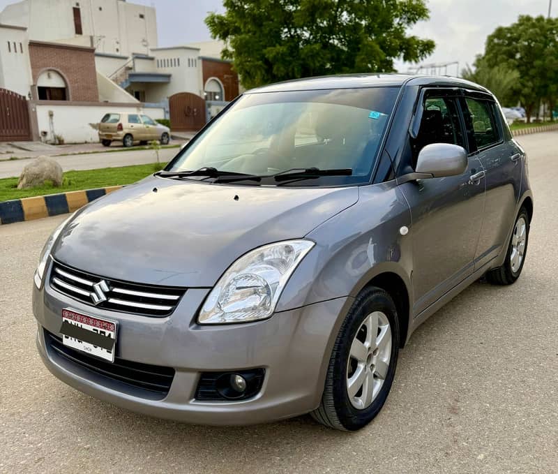 SUZUKI SWIFT TOP OF THE LINE AUTO DLX NAVIGATION EMINENT CONDITION 1