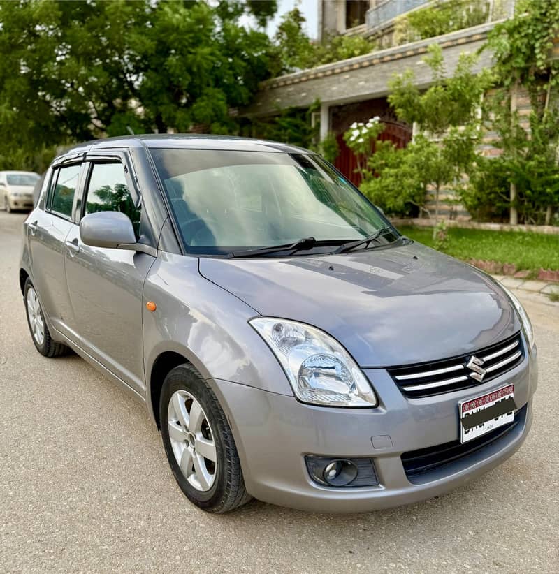 SUZUKI SWIFT TOP OF THE LINE AUTO DLX NAVIGATION EMINENT CONDITION 4