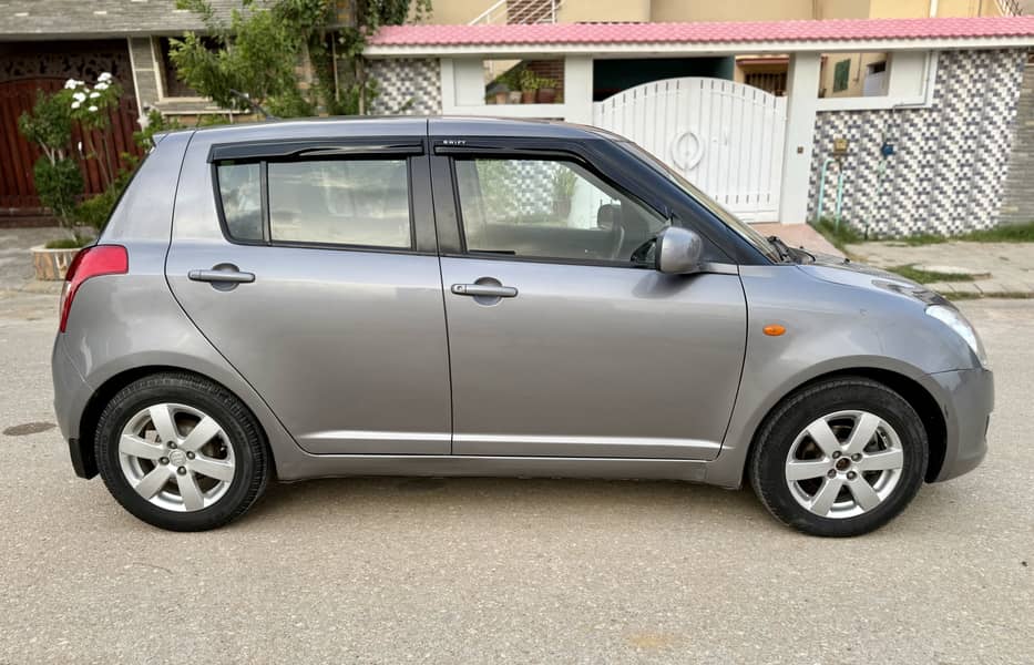 SUZUKI SWIFT TOP OF THE LINE AUTO DLX NAVIGATION EMINENT CONDITION 6
