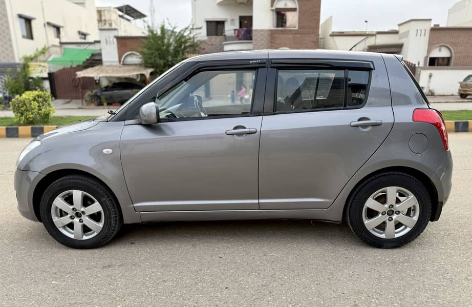 SUZUKI SWIFT TOP OF THE LINE AUTO DLX NAVIGATION EMINENT CONDITION 7