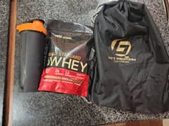 OPTIMUM NUTRITION 2lb(1kg) whey protein with a shaker and a bag