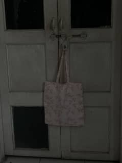 Silk two-piece with trendy tote bag 