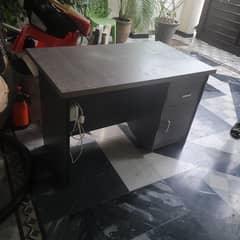 Study table (Centre Tablel)