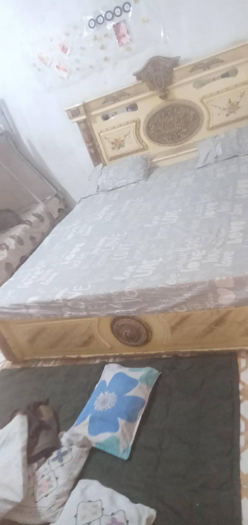 deco bed with 2 side tables and dressing tablea and cabned 1