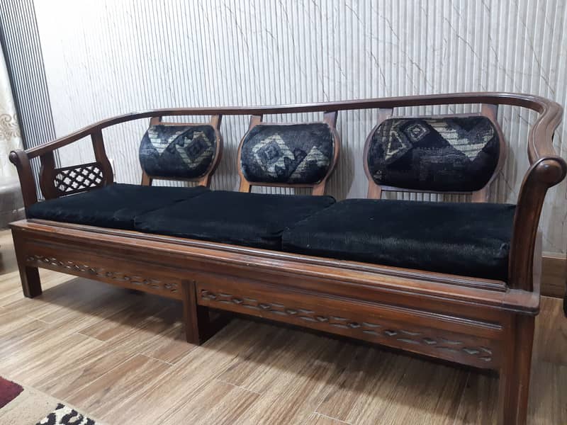 5 Seaters sofa set and 3 Seaters Setty and 2 side tables for sale 0