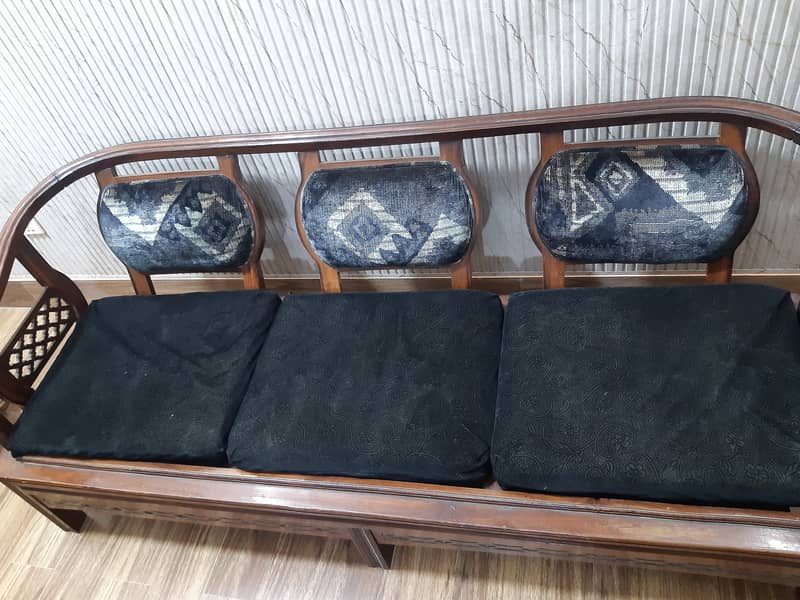 5 Seaters sofa set and 3 Seaters Setty and 2 side tables for sale 2