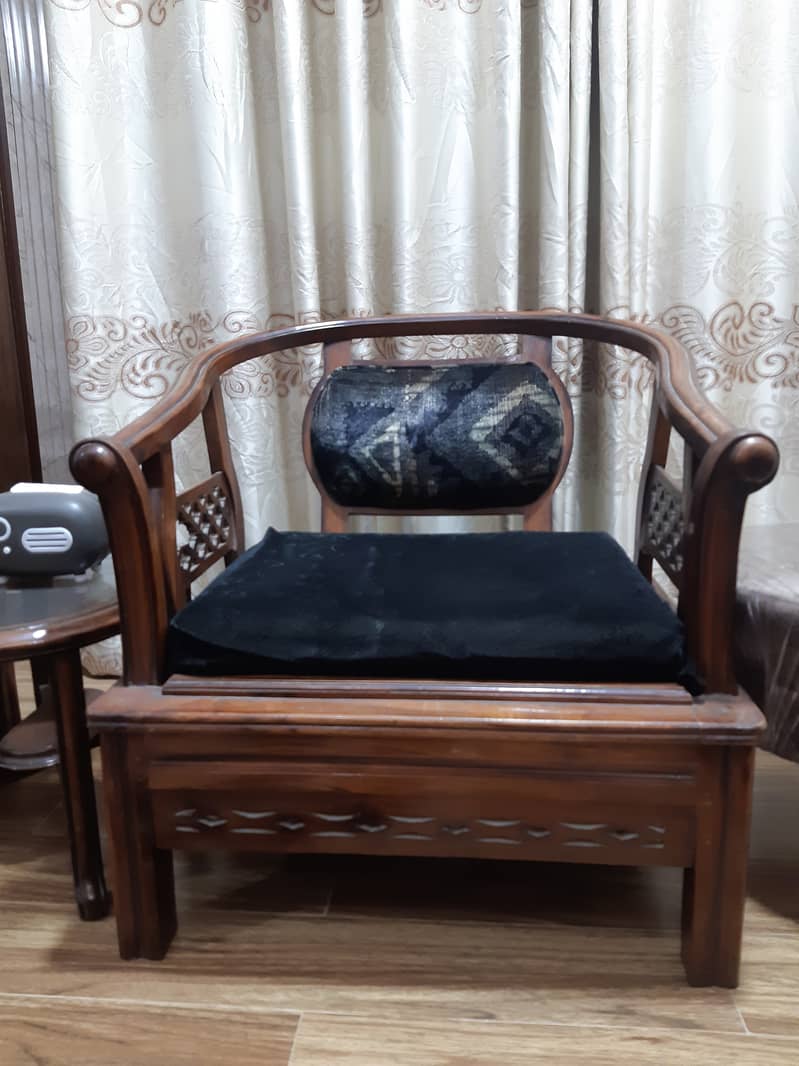 5 Seaters sofa set and 3 Seaters Setty and 2 side tables for sale 3