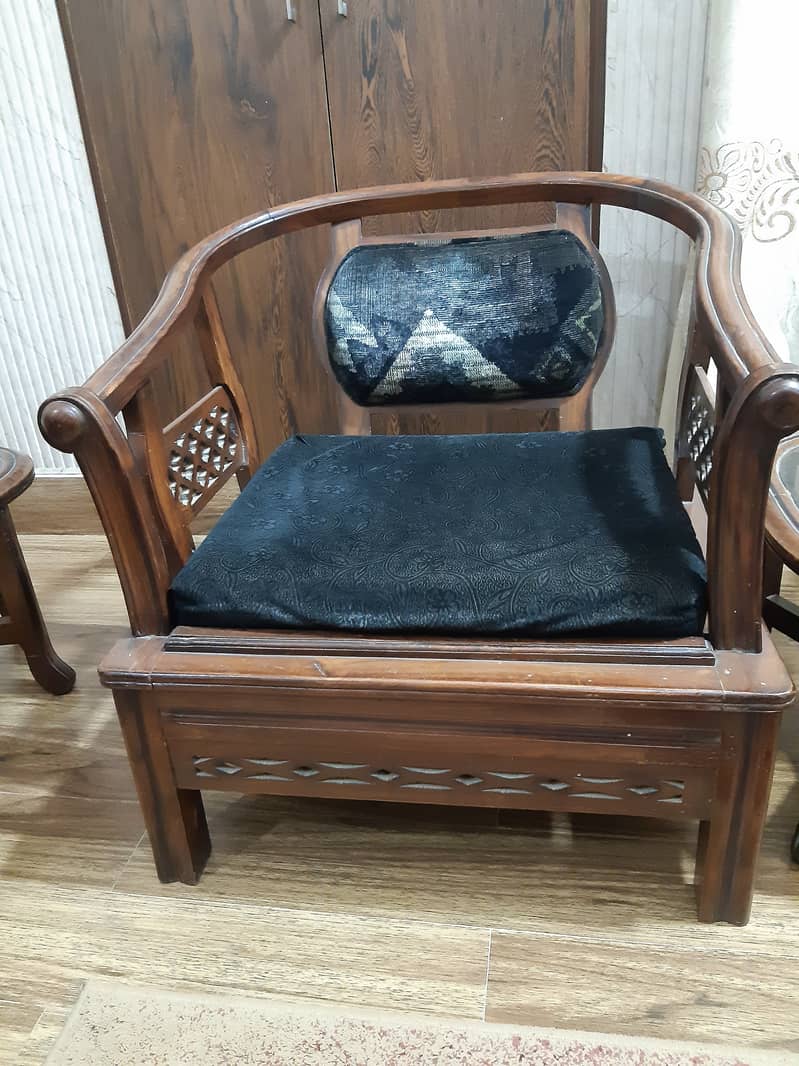 5 Seaters sofa set and 3 Seaters Setty and 2 side tables for sale 4