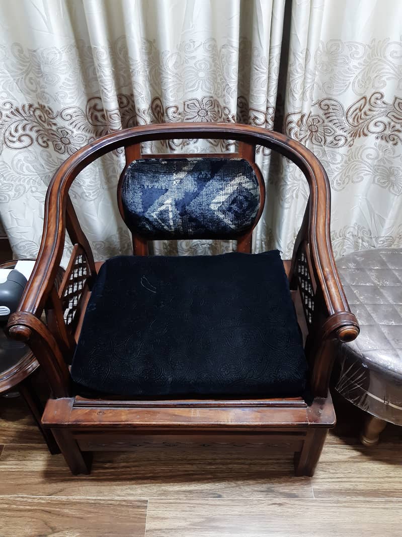5 Seaters sofa set and 3 Seaters Setty and 2 side tables for sale 5
