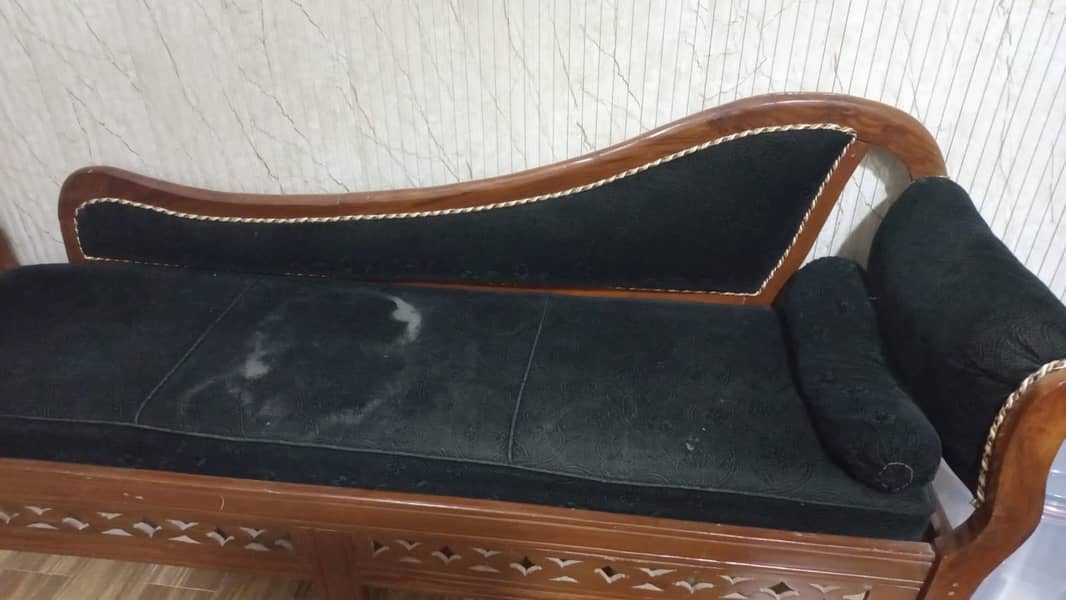 5 Seaters sofa set and 3 Seaters Setty and 2 side tables for sale 6