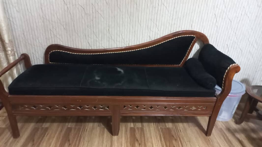 5 Seaters sofa set and 3 Seaters Setty and 2 side tables for sale 7