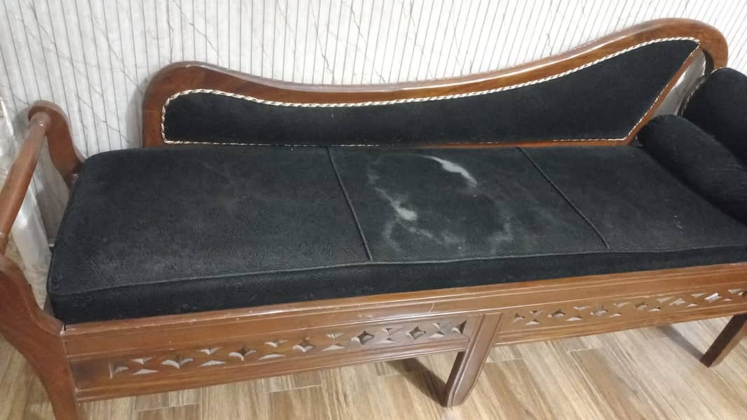 5 Seaters sofa set and 3 Seaters Setty and 2 side tables for sale 8
