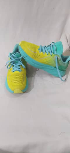 running shoes size 8.9