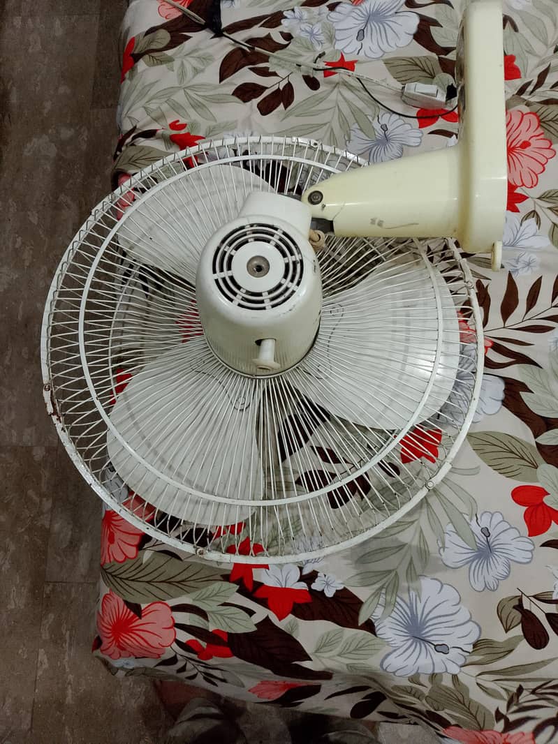 Bracket fan in working condition 4