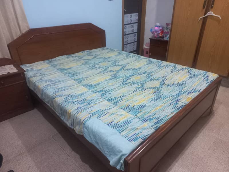 Bed set with side table and dressing table 0