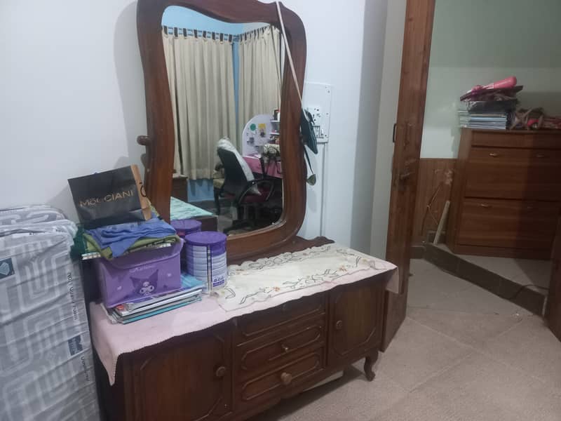 Bed set with side table and dressing table 3