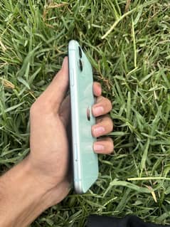 Iphone 11 128gb 10/10 condition 81 health waterproof