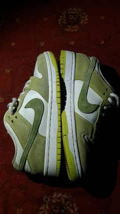 NIKE SB DUNK LOW  " GREEN APPLE "