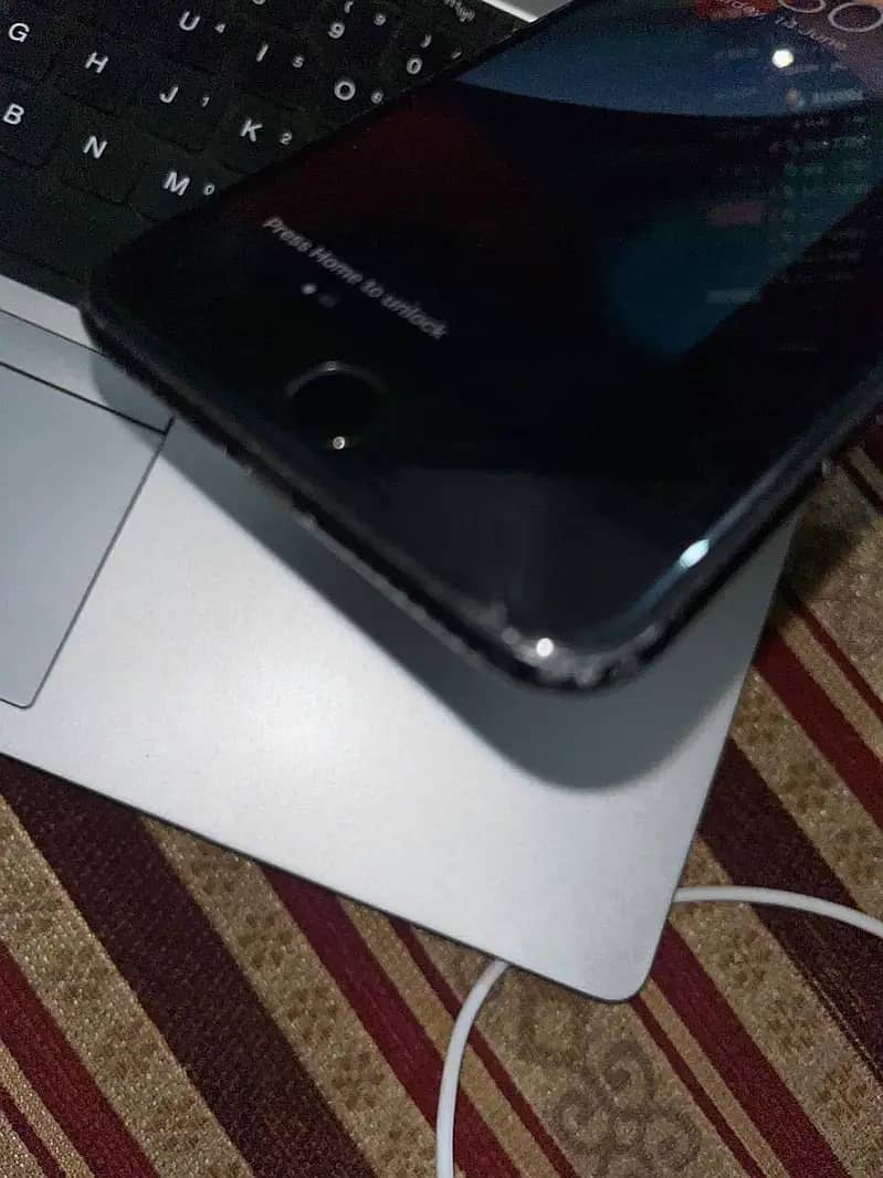 IPHONE 7 plus good condition miner break in right bottom of the phone 6