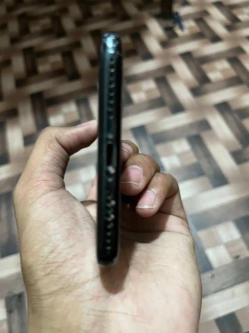 IPHONE 7 plus good condition miner break in right bottom of the phone 9