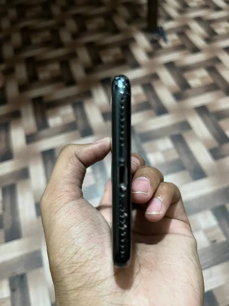 IPHONE 7 plus good condition miner break in right bottom of the phone 10