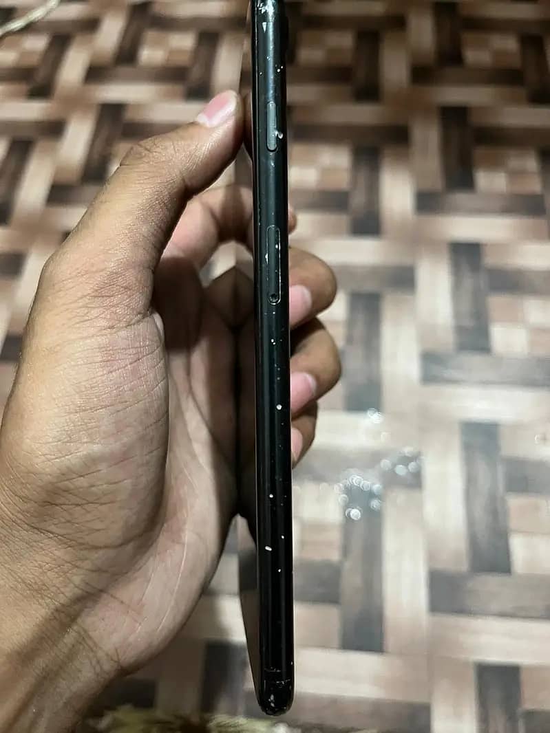 IPHONE 7 plus good condition miner break in right bottom of the phone 12