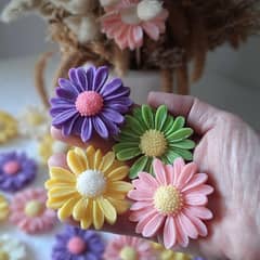 scented daisy candles