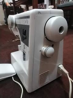 E&R Classic Sewing Machine - Electronic Control - Excellent Condition