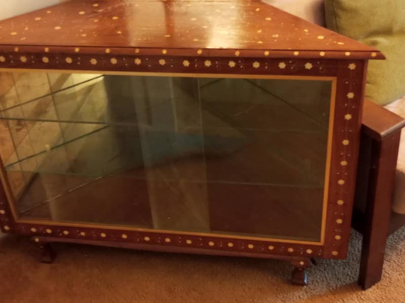 Two triangular showcases 0