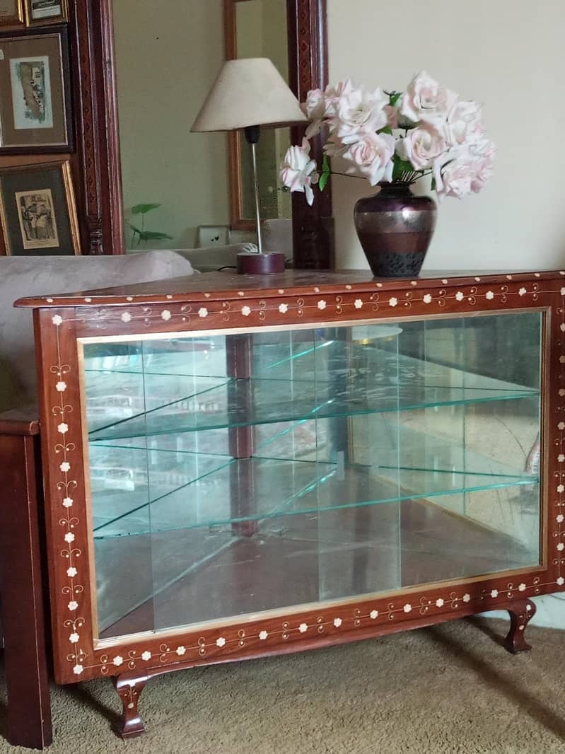 Two triangular showcases 3