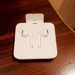 iphone handfree original 100% new I'd card written gurrenty given