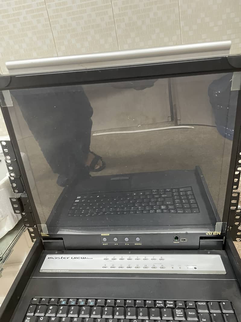 Aten 16 Port KVM Master View Max 15" and 17" with Railkit Server Rack 8