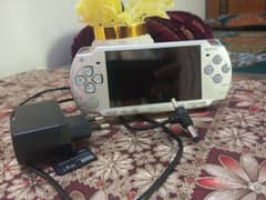 play station portable 2000 ( PSP) 10/10  with 4gb memory card