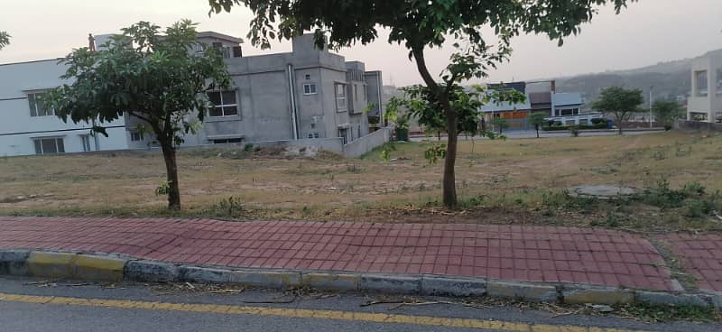 1 KANAL RESIDENTIAL PLOT AVAILABLE FOR SALE ON PRIME LOCATION IN BLOCK A 3