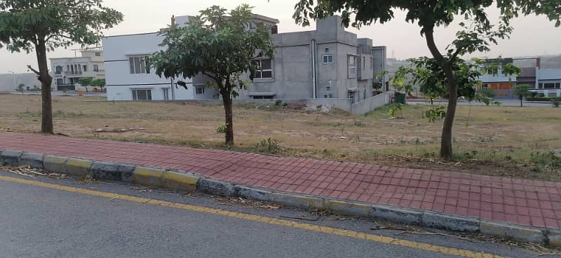 1 KANAL RESIDENTIAL PLOT AVAILABLE FOR SALE ON PRIME LOCATION IN BLOCK A 4