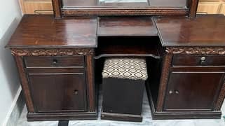 Dressing table and side corner