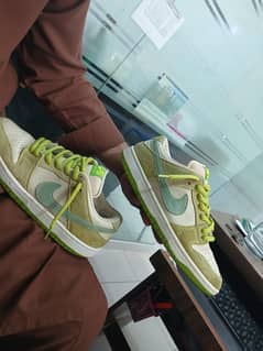 NIKE SB DUNKS LOW PRO. GREEN APPLE (rear)