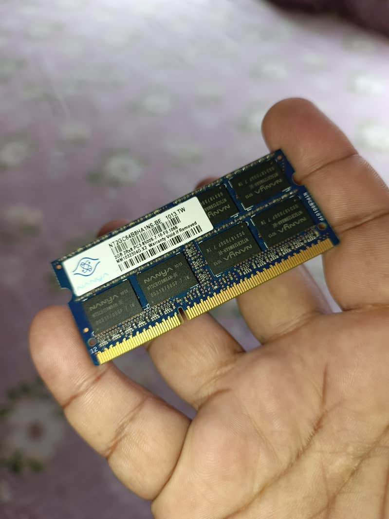 DDR3-1066 MHz laptop memory RAM module. 1