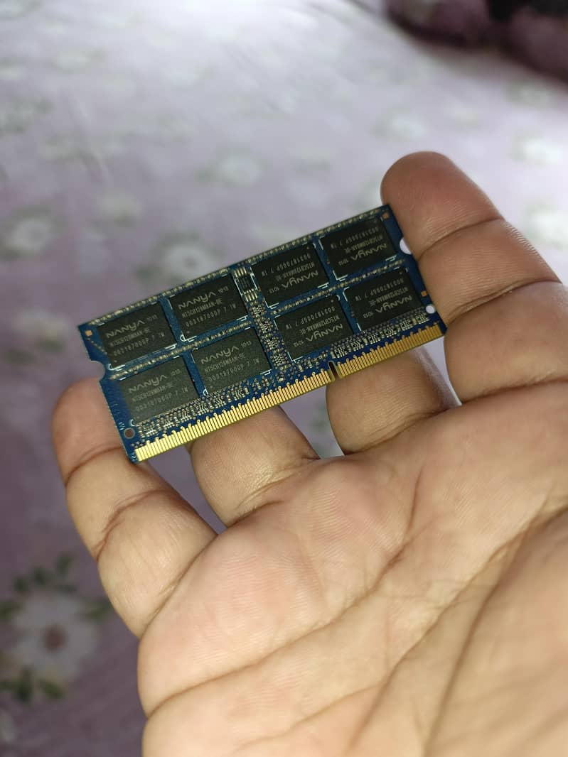 DDR3-1066 MHz laptop memory RAM module. 2
