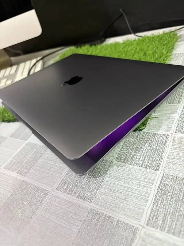 Macbook Pro 2020  Core i7 processor 3