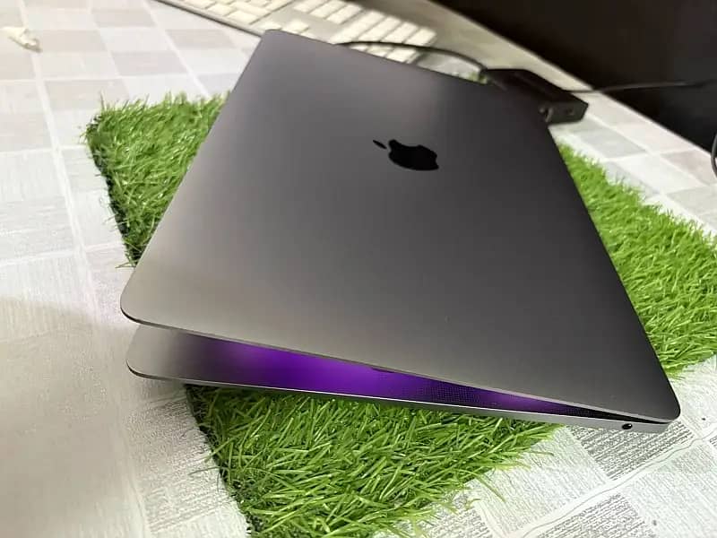 Macbook Pro 2020  Core i7 processor 4