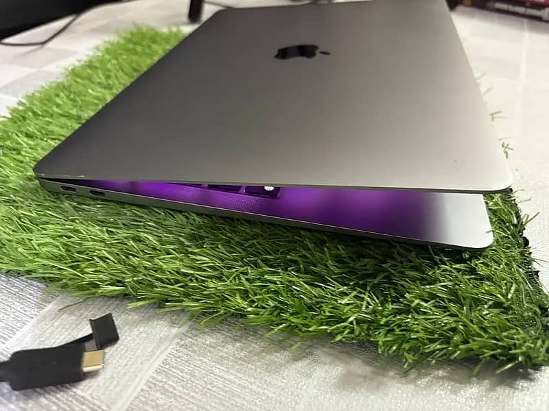 Macbook Pro 2020  Core i7 processor 5