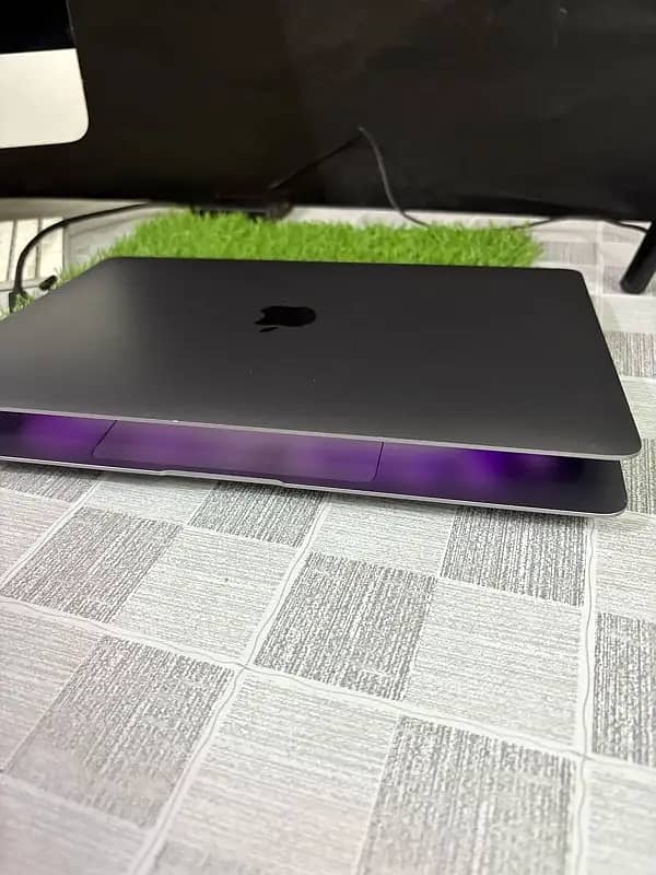 Macbook Pro 2020  Core i7 processor 8