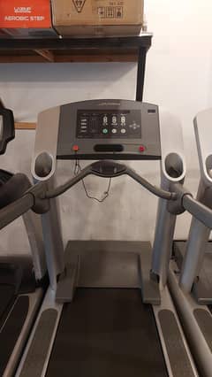 LIFEFITNESS TREADMILL / COMMERCIAL TREADMILL / GYM TREADMILL