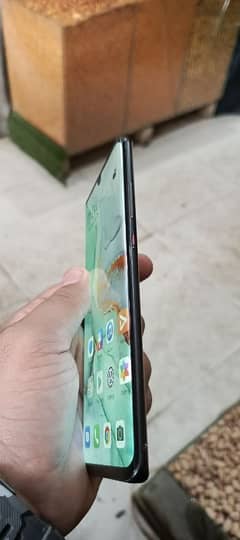 Huawei P30 pro with original charger 40W and 2 back covers.