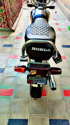 CD 70 Black bike