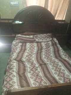 bed nd dressing table for sale pure lakri ki ha achi conditon ha