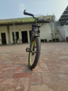 ye bilkul ok he oil tyre ki Hawa mein apko dalwa kr duin ga